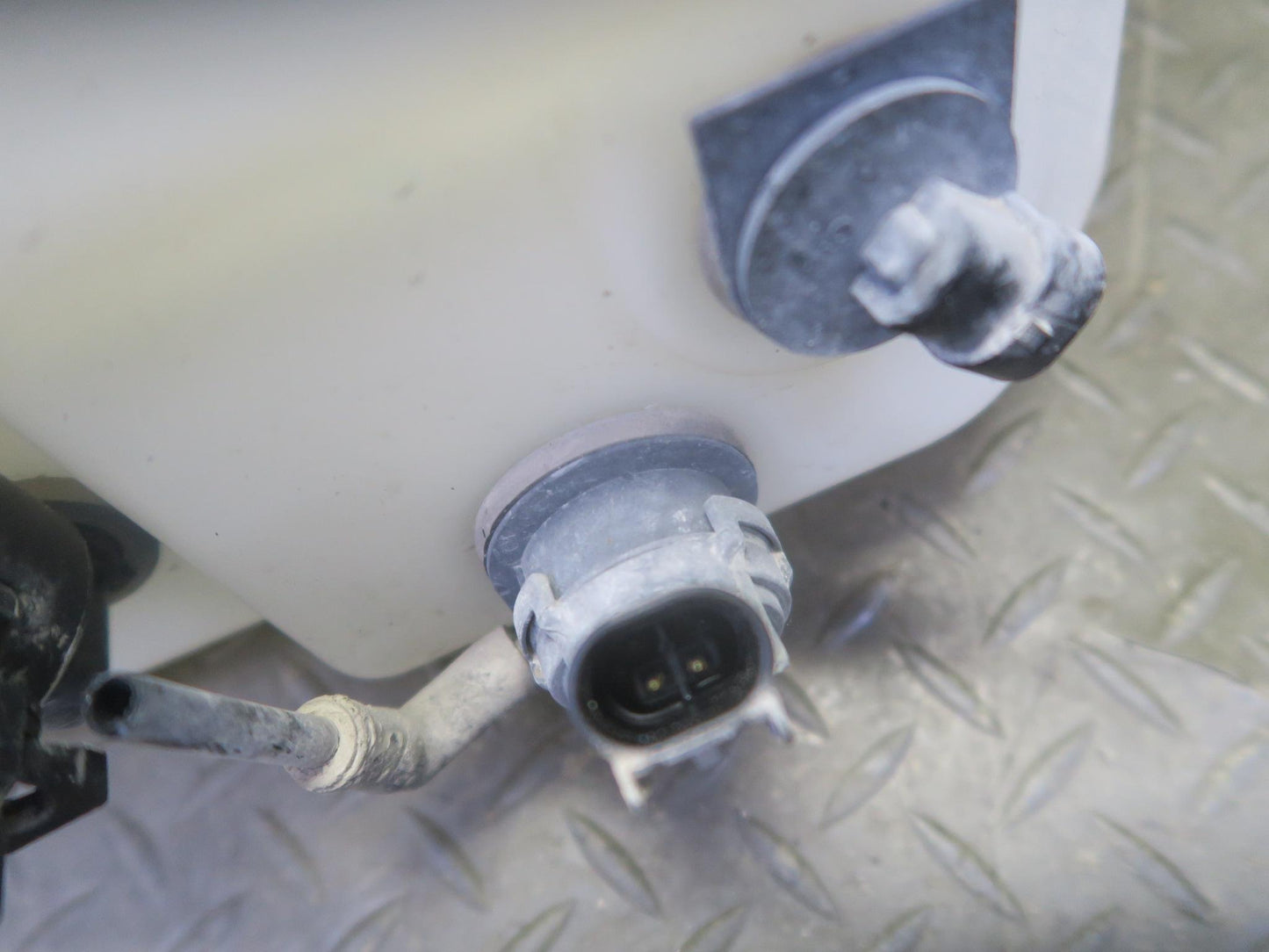 2004-2009 Cadillac XLR Windshield Washer Reservoir Bottle Tank 10339236