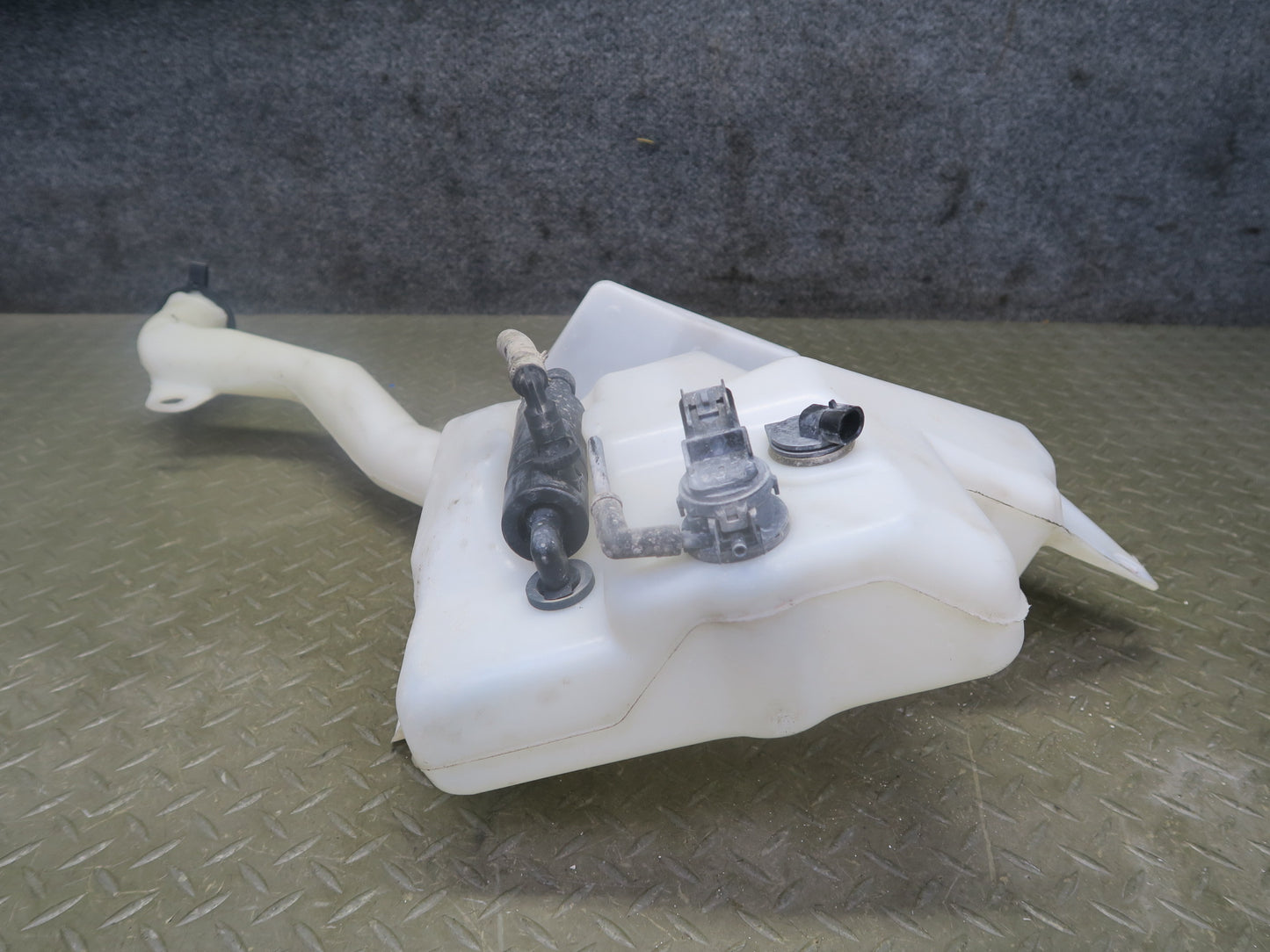 2004-2009 Cadillac XLR Windshield Washer Reservoir Bottle Tank 10339236