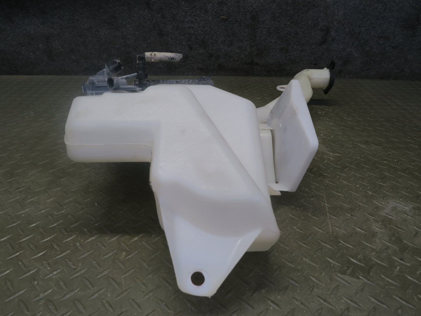 2004-2009 Cadillac XLR Windshield Washer Reservoir Bottle Tank 10339236