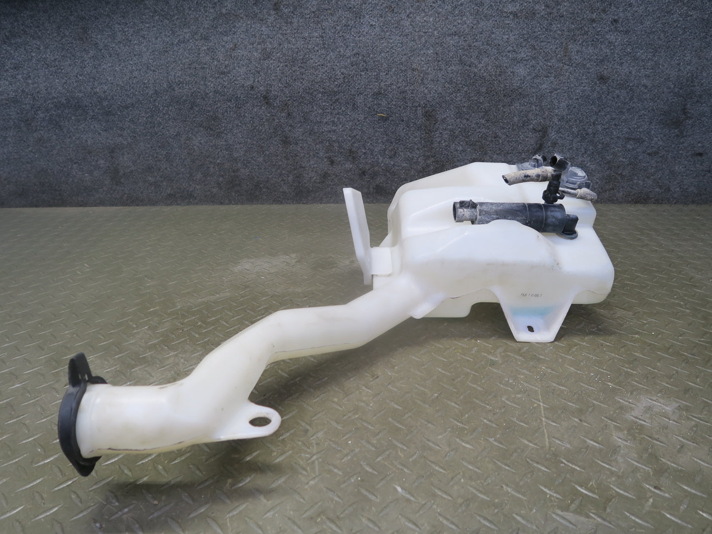 2004-2009 Cadillac XLR Windshield Washer Reservoir Bottle Tank 10339236