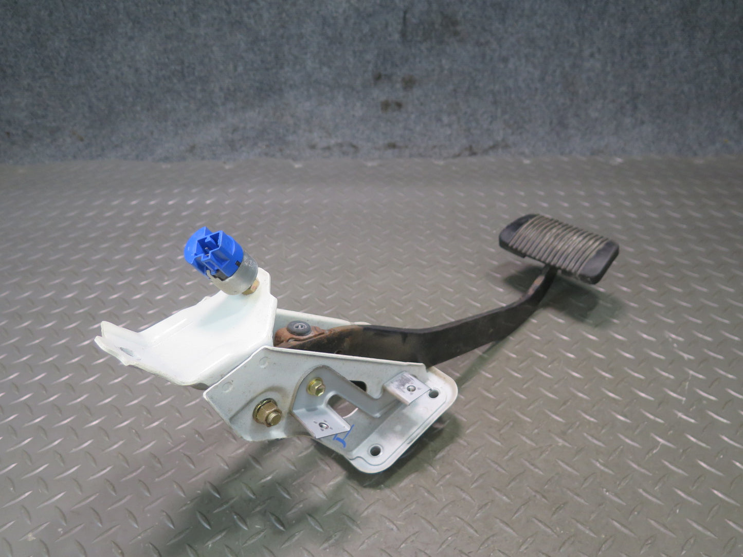 1991-1992 Toyota Land Cruiser FJ80 Brake Stop Pedal w Bracket Support Assembly