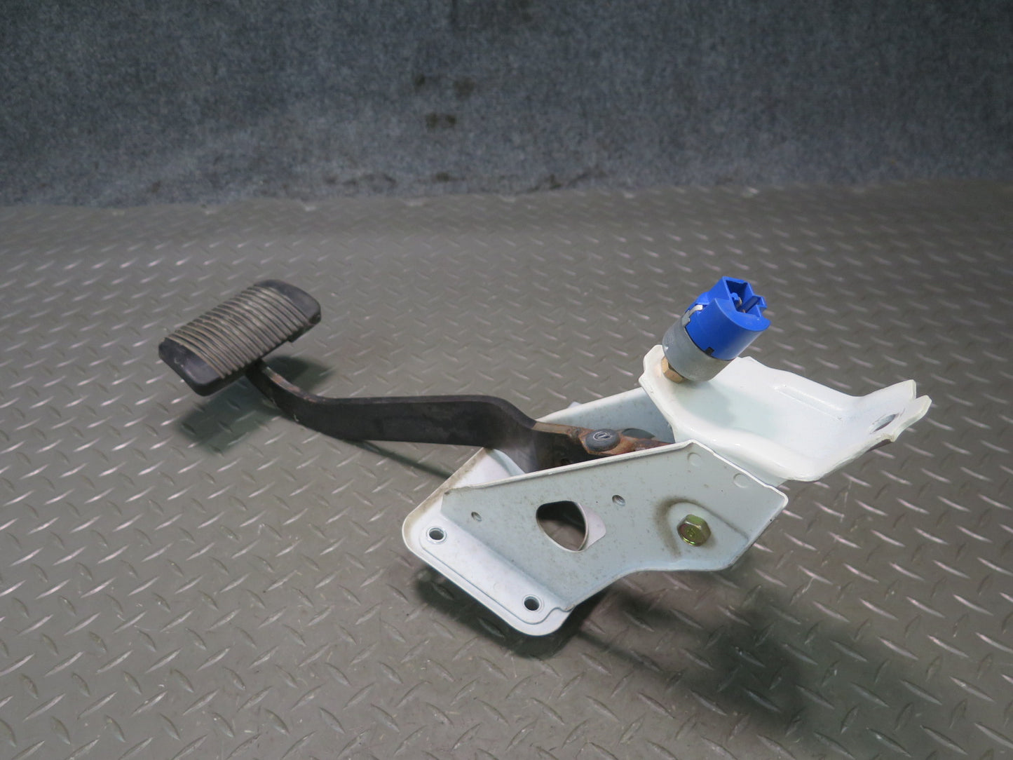 1991-1992 Toyota Land Cruiser FJ80 Brake Stop Pedal w Bracket Support Assembly