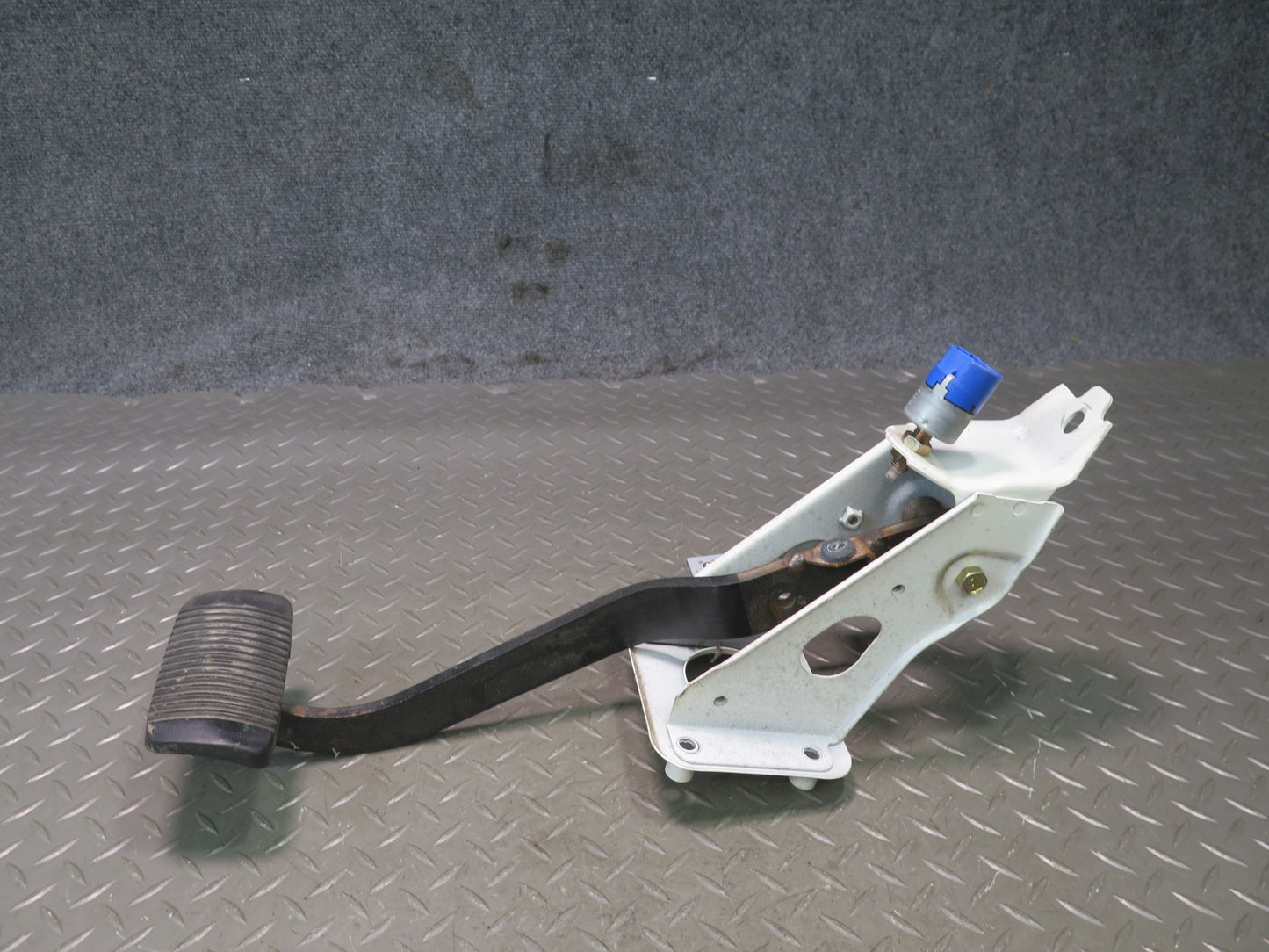 1991-1992 Toyota Land Cruiser FJ80 Brake Stop Pedal w Bracket Support Assembly