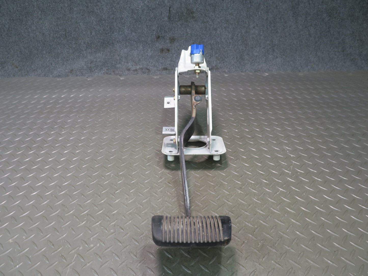 1991-1992 Toyota Land Cruiser FJ80 Brake Stop Pedal w Bracket Support Assembly
