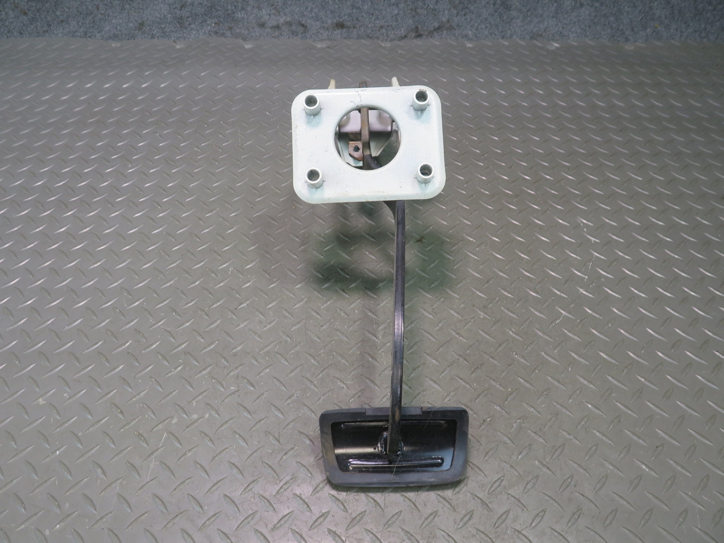 1991-1992 Toyota Land Cruiser FJ80 Brake Stop Pedal w Bracket Support Assembly
