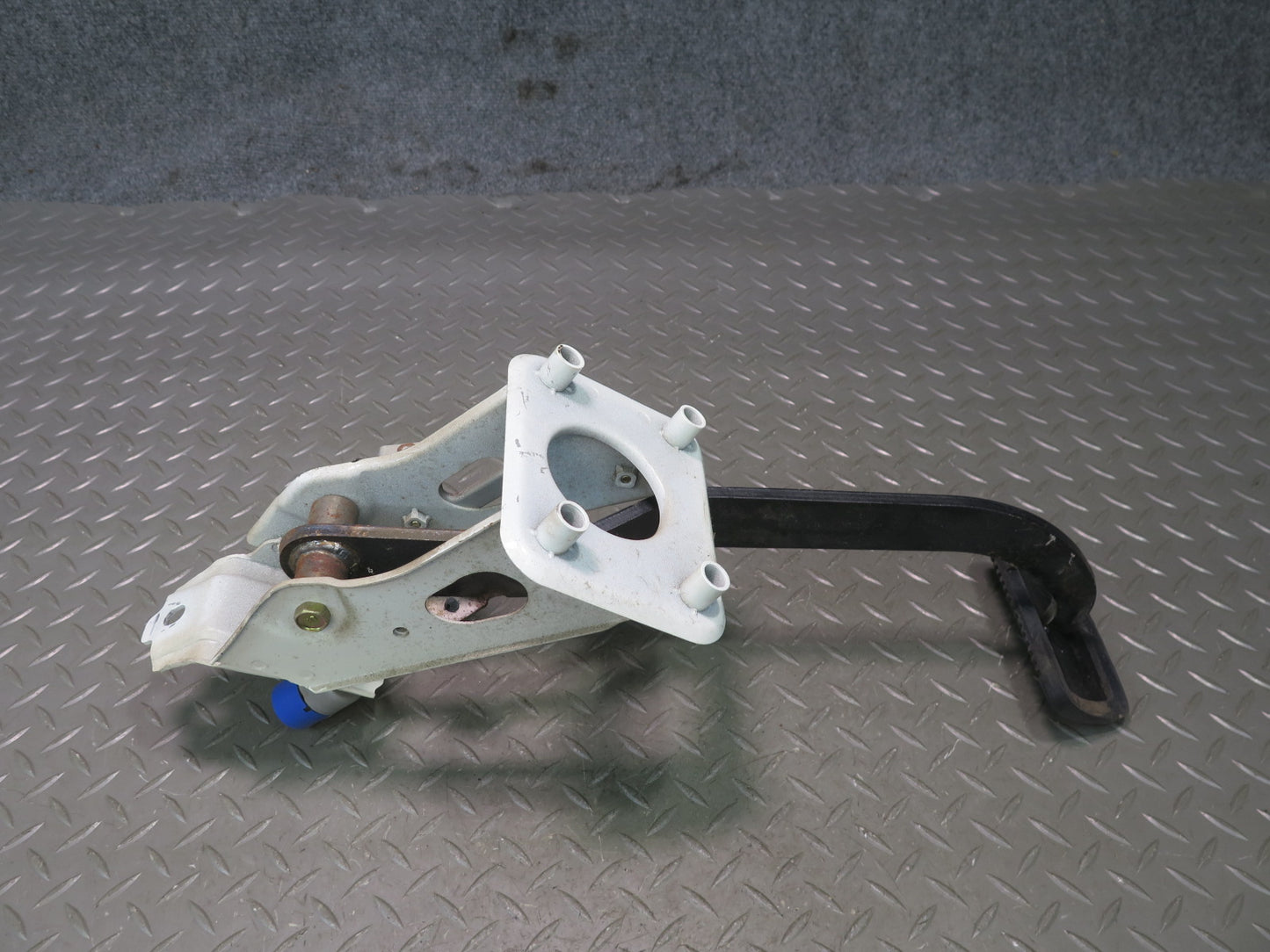 1991-1992 Toyota Land Cruiser FJ80 Brake Stop Pedal w Bracket Support Assembly
