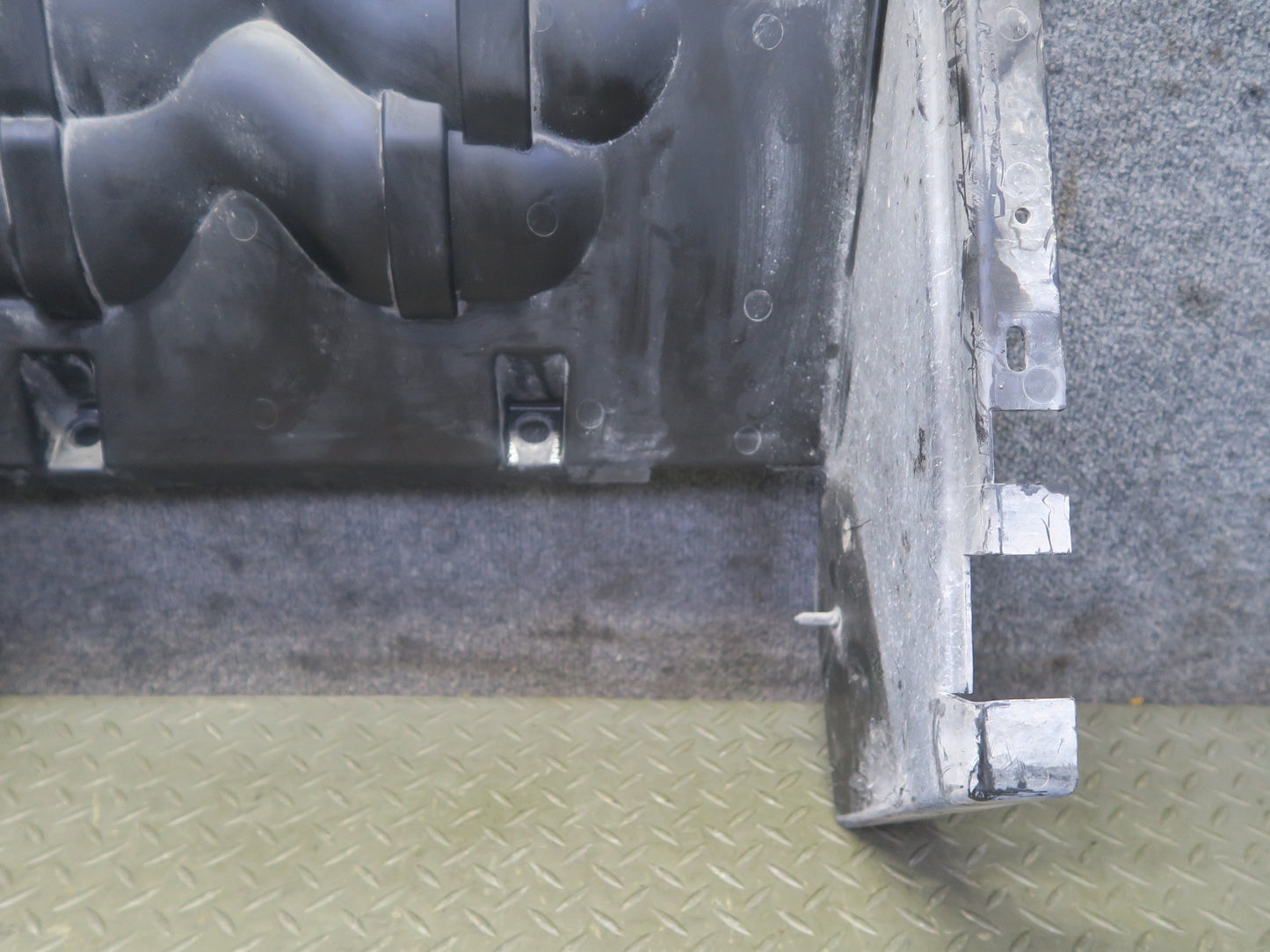 2004-2008 Cadillac XLR 4.6L Radiator Support Baffle Cover Air Duct 10353263