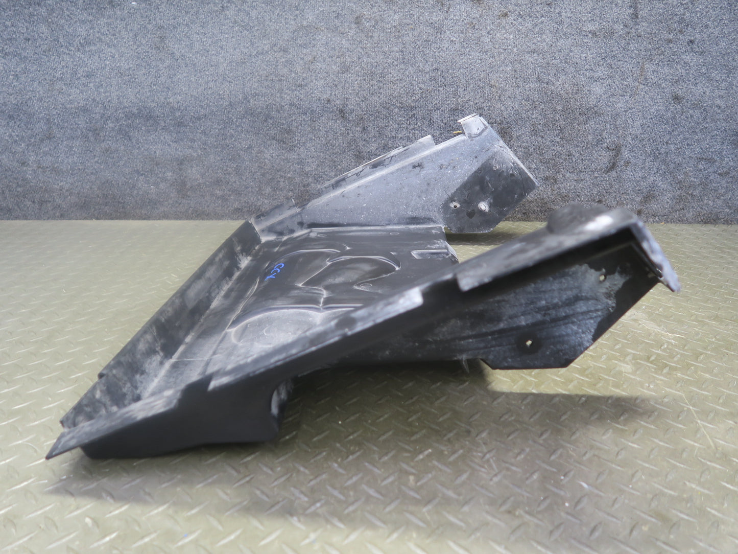 2004-2008 Cadillac XLR 4.6L Radiator Support Baffle Cover Air Duct 10353263