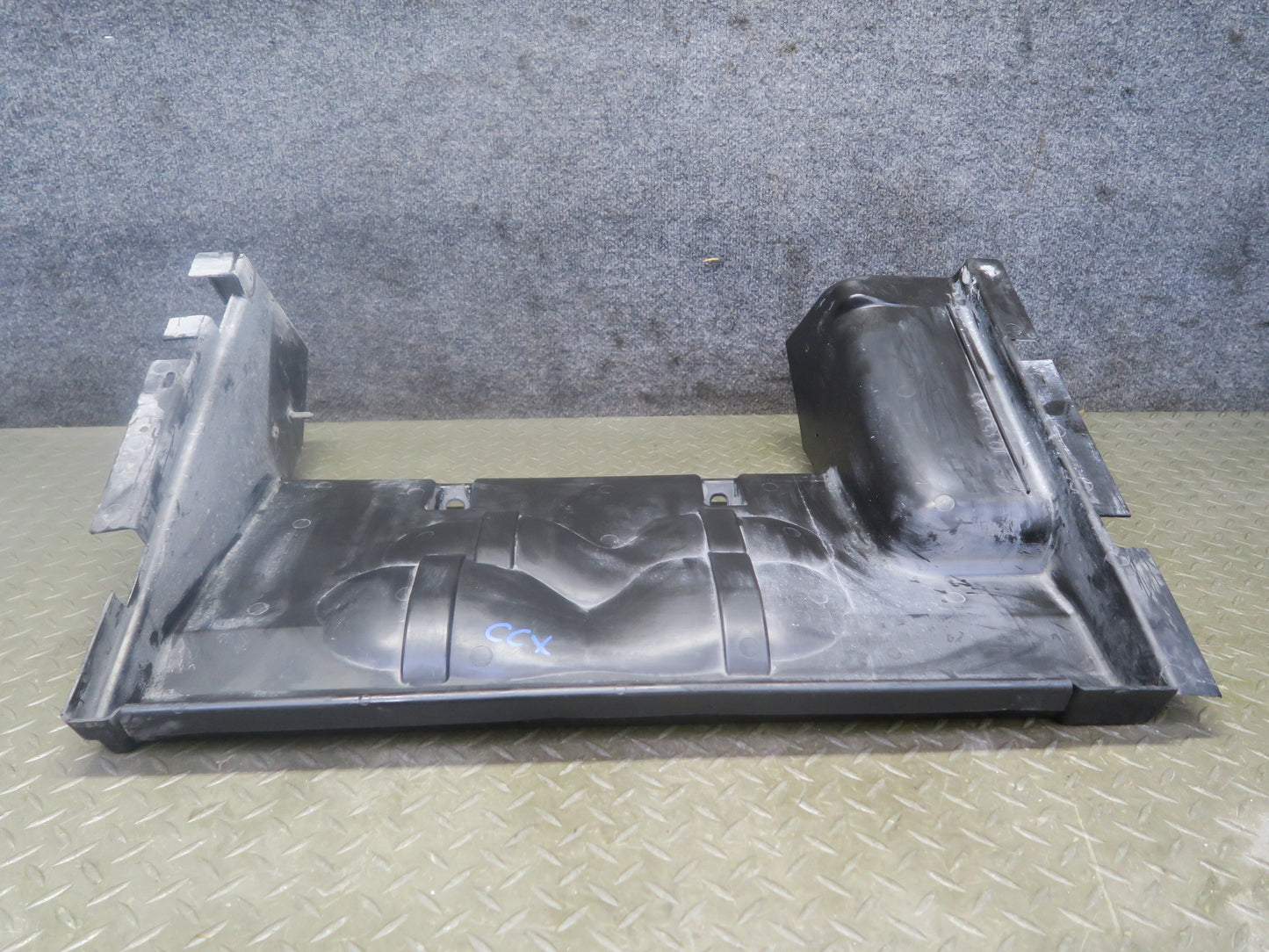 2004-2008 Cadillac XLR 4.6L Radiator Support Baffle Cover Air Duct 10353263