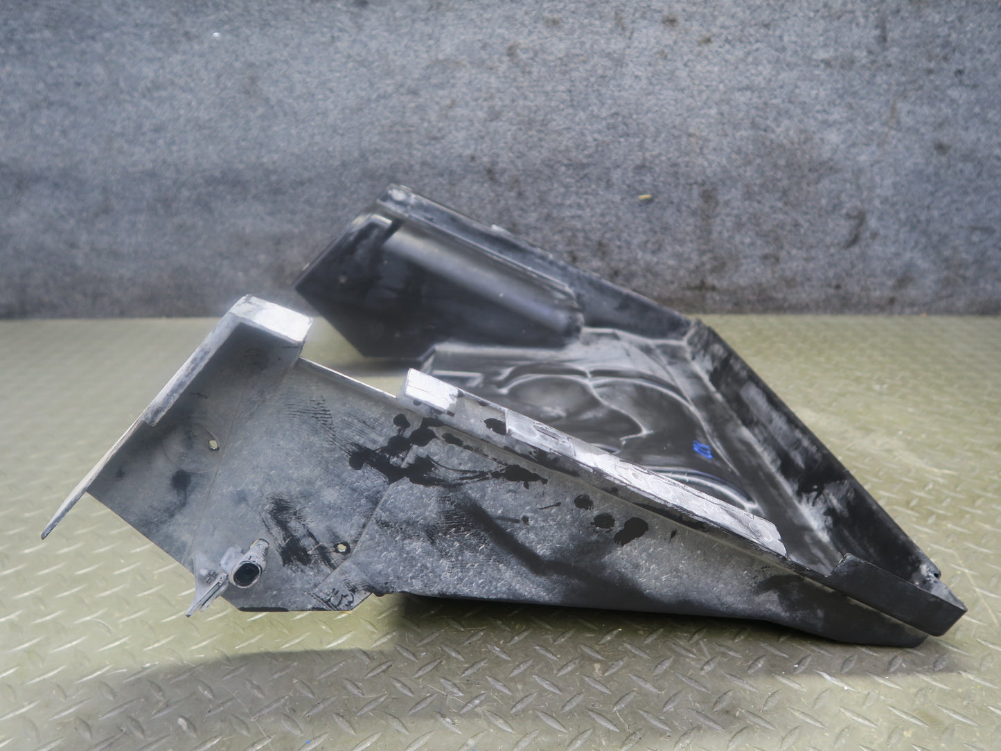 2004-2008 Cadillac XLR 4.6L Radiator Support Baffle Cover Air Duct 10353263