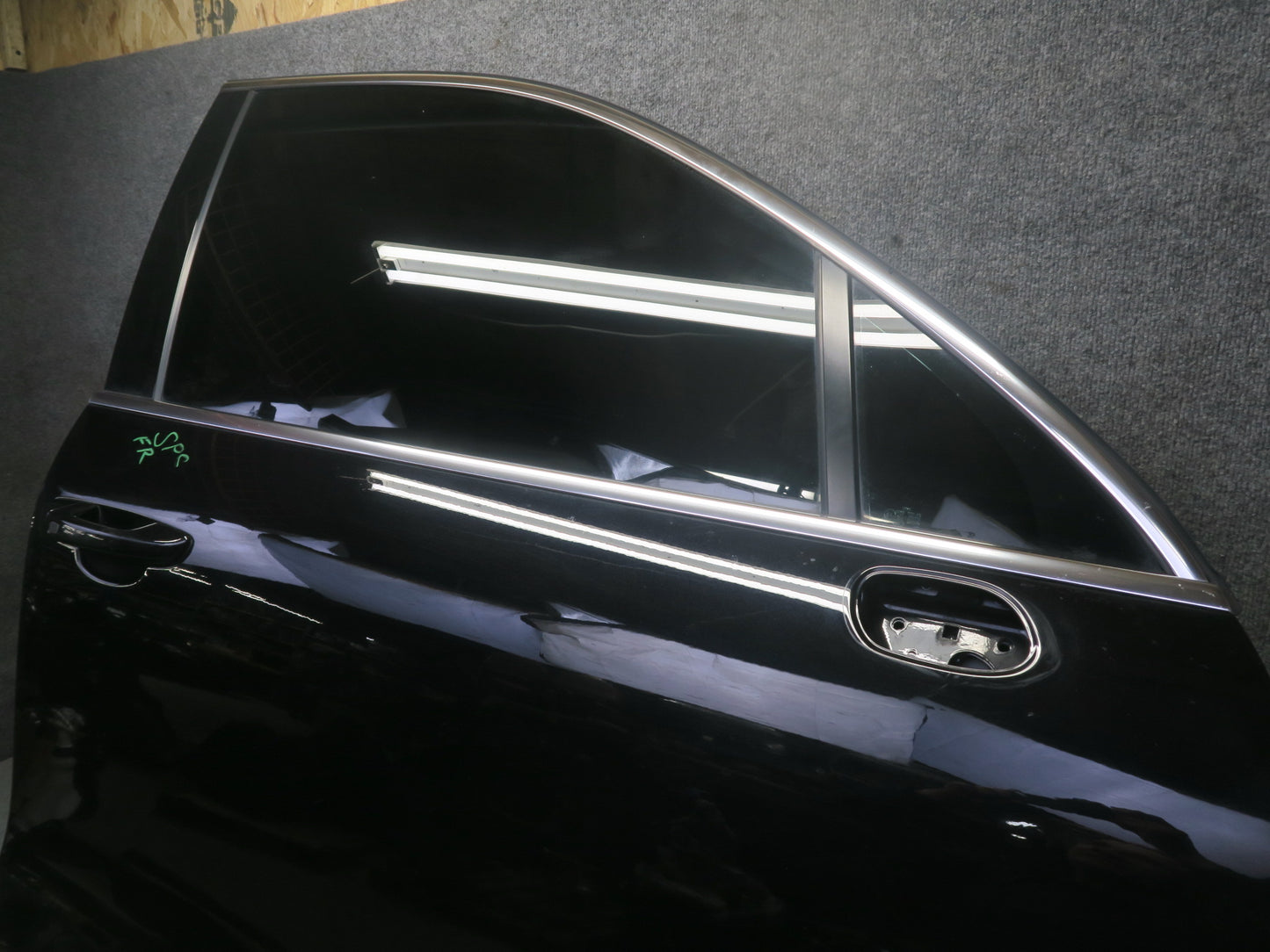 2011-2018 Porsche Cayenne 958 Front Right Door Black Shell Panel w Glass