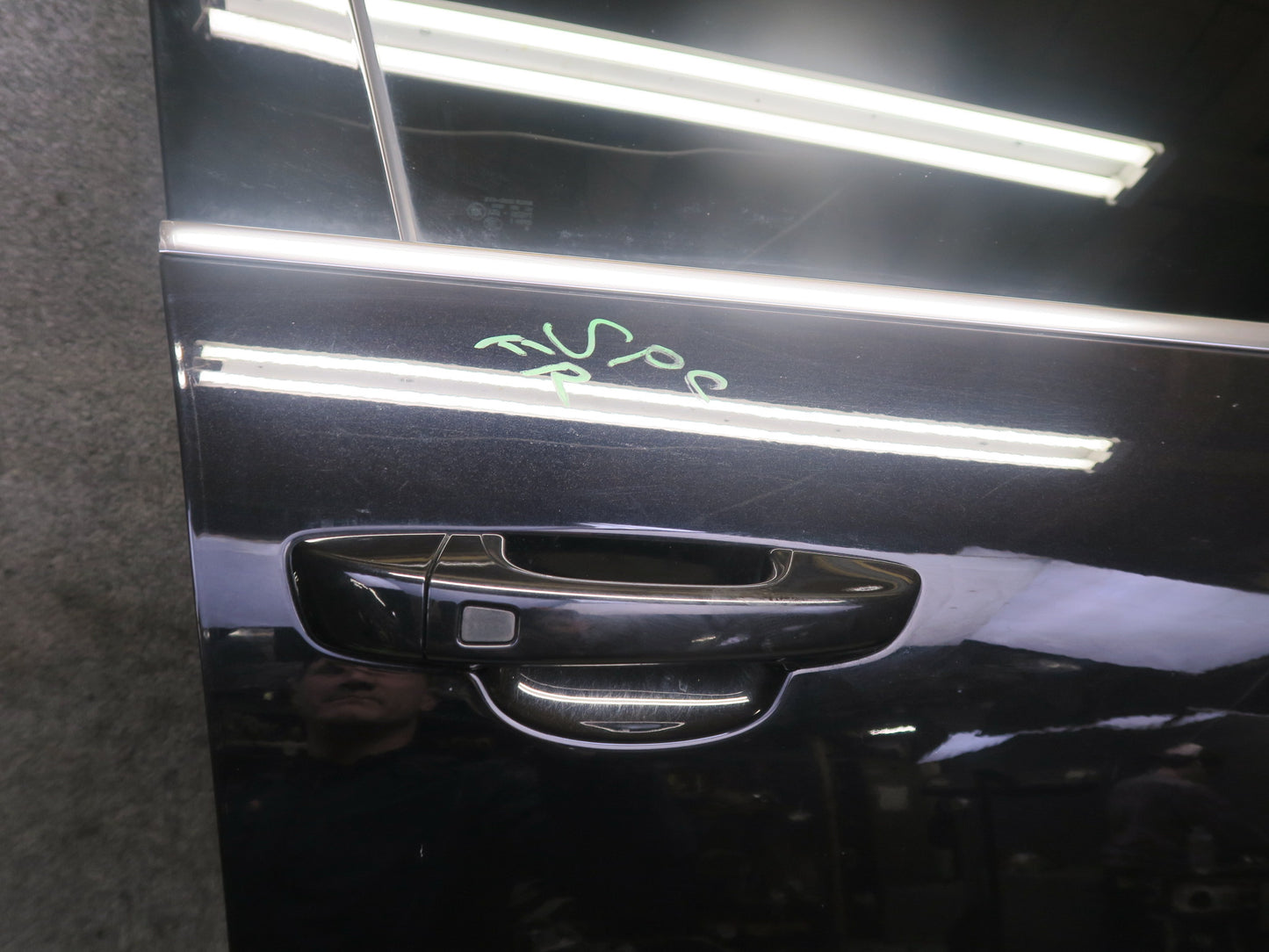 2011-2018 Porsche Cayenne 958 Front Right Door Black Shell Panel w Glass
