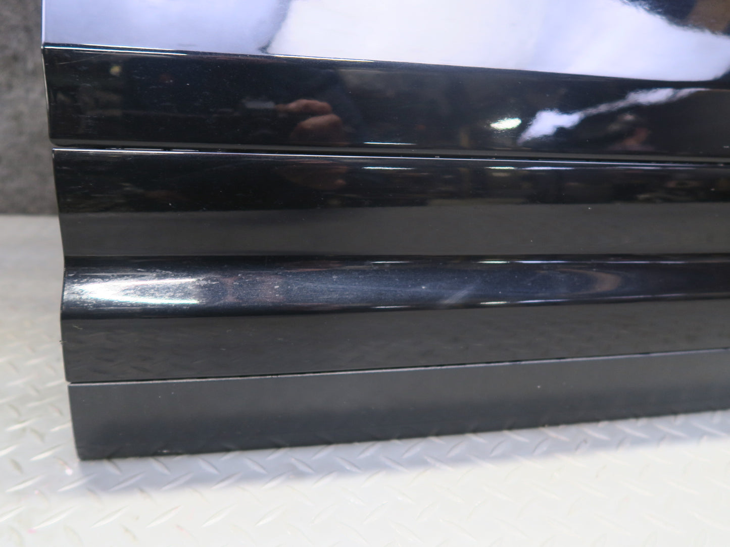 2011-2018 Porsche Cayenne 958 Front Right Door Black Shell Panel w Glass