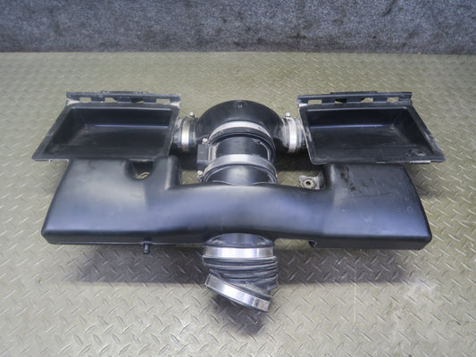 2004-2008 Cadillac XLR 4.6L V8 Air Intake Center Hose Pipe Duct Housing Assembly