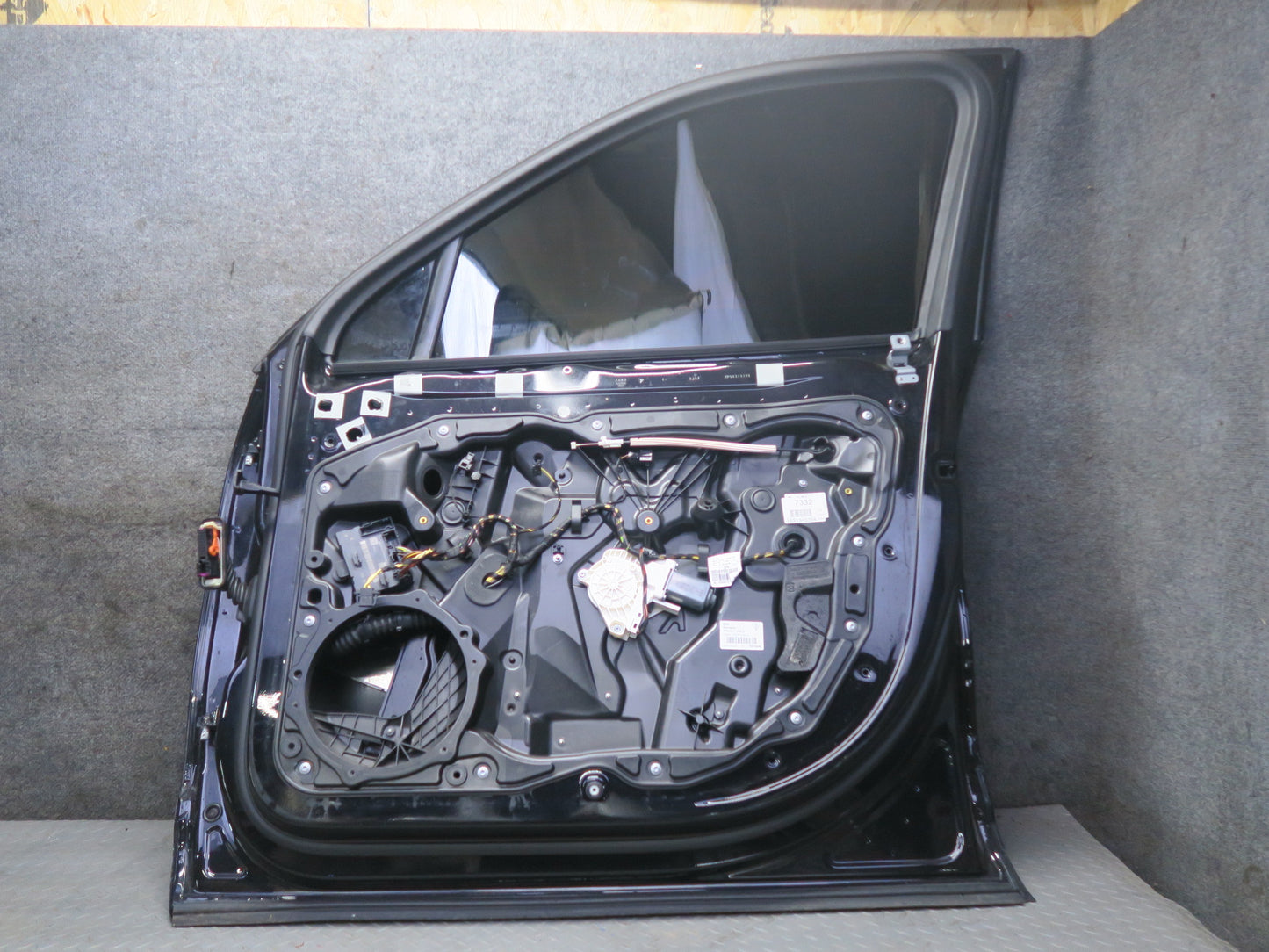 2011-2018 Porsche Cayenne 958 Front Right Door Black Shell Panel w Glass
