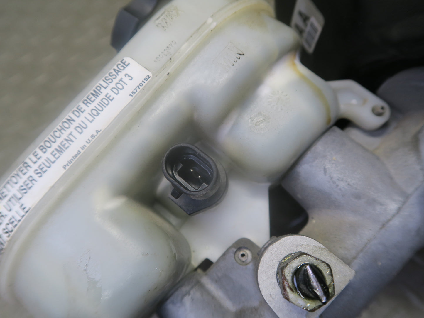 2004-2008 Cadillac XLR Power Brake Booster Master Cylinder Fluid Reservoir