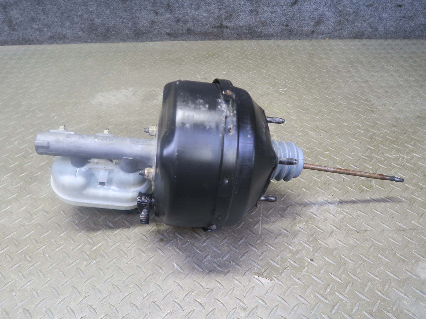 2004-2008 Cadillac XLR Power Brake Booster Master Cylinder Fluid Reservoir