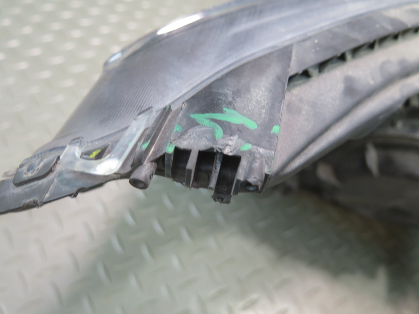 2008-2012 Maserati Granturismo M145 Front Left Xenon Headlight Lamp Damaged