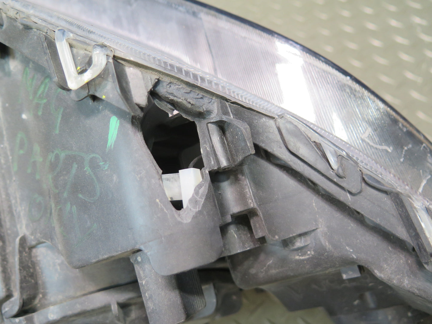 2008-2012 Maserati Granturismo M145 Front Left Xenon Headlight Lamp Damaged