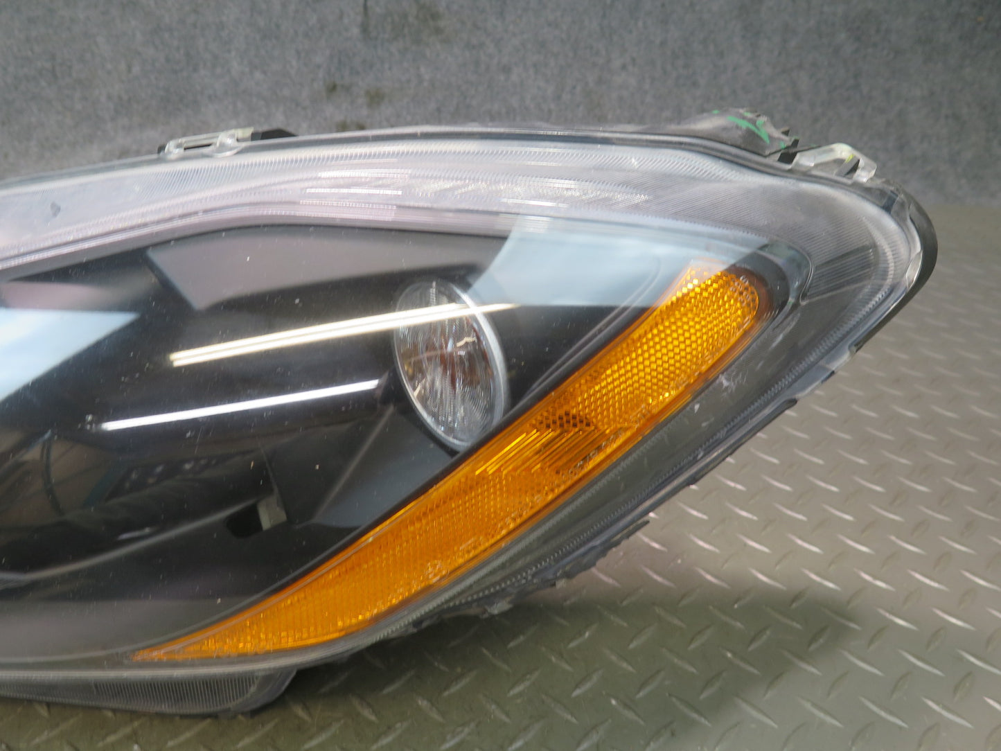 2008-2012 Maserati Granturismo M145 Front Left Xenon Headlight Lamp Damaged