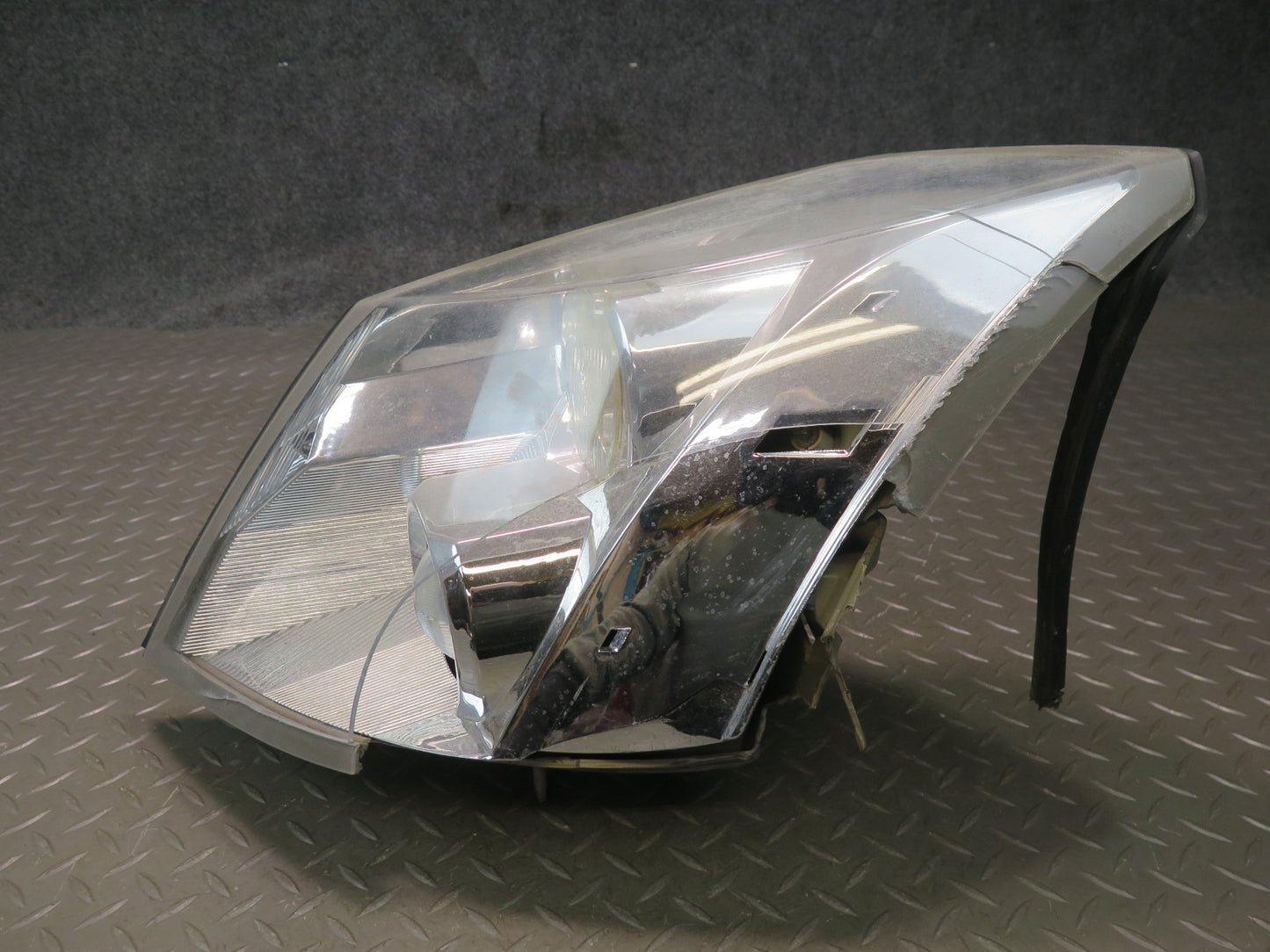 2004-2005 Cadillac XLR 4.6L V8 Front Left Side Xenon Headlight Lamp Damaged