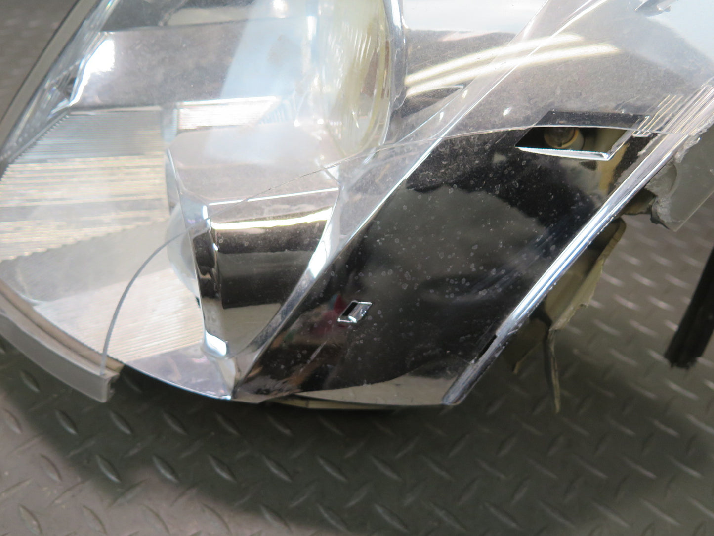 2004-2005 Cadillac XLR 4.6L V8 Front Left Side Xenon Headlight Lamp Damaged