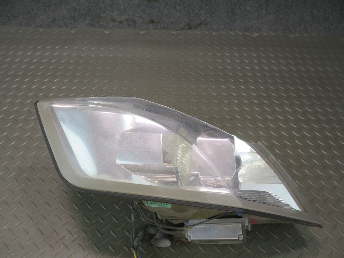 2004-2005 Cadillac XLR 4.6L V8 Front Left Side Xenon Headlight Lamp Damaged