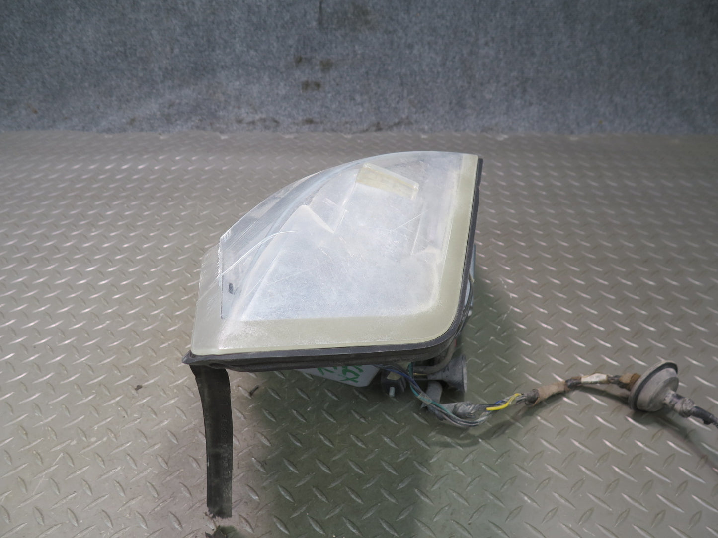 2004-2005 Cadillac XLR 4.6L V8 Front Left Side Xenon Headlight Lamp Damaged