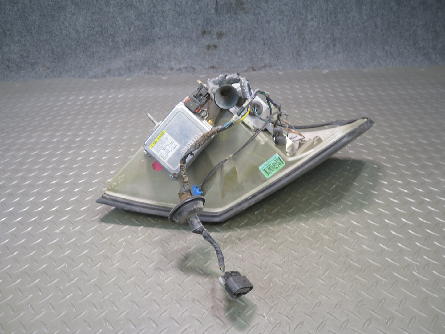 2004-2005 Cadillac XLR 4.6L V8 Front Left Side Xenon Headlight Lamp Damaged
