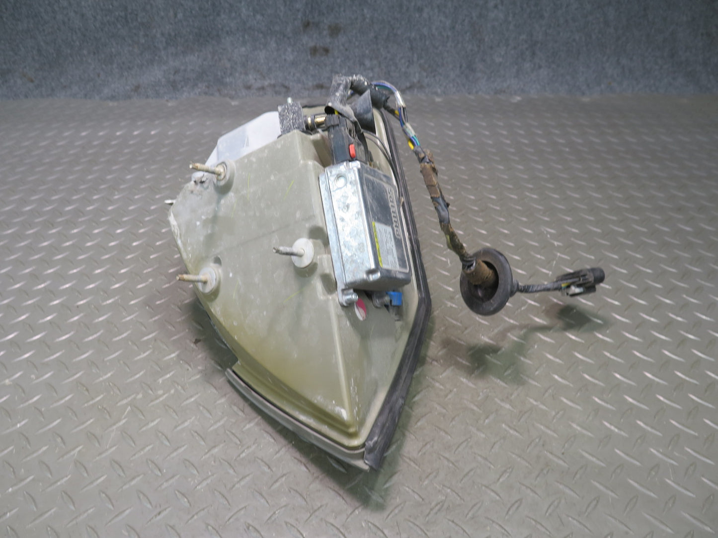 2004-2005 Cadillac XLR 4.6L V8 Front Left Side Xenon Headlight Lamp Damaged