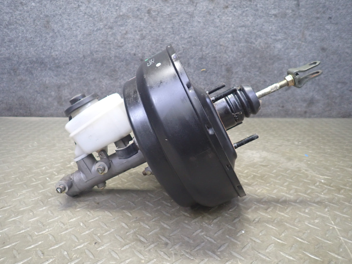 1991-1992 Toyota Land Cruiser FJ80 Brake Master Cylinder Booster Fluid Reservoir