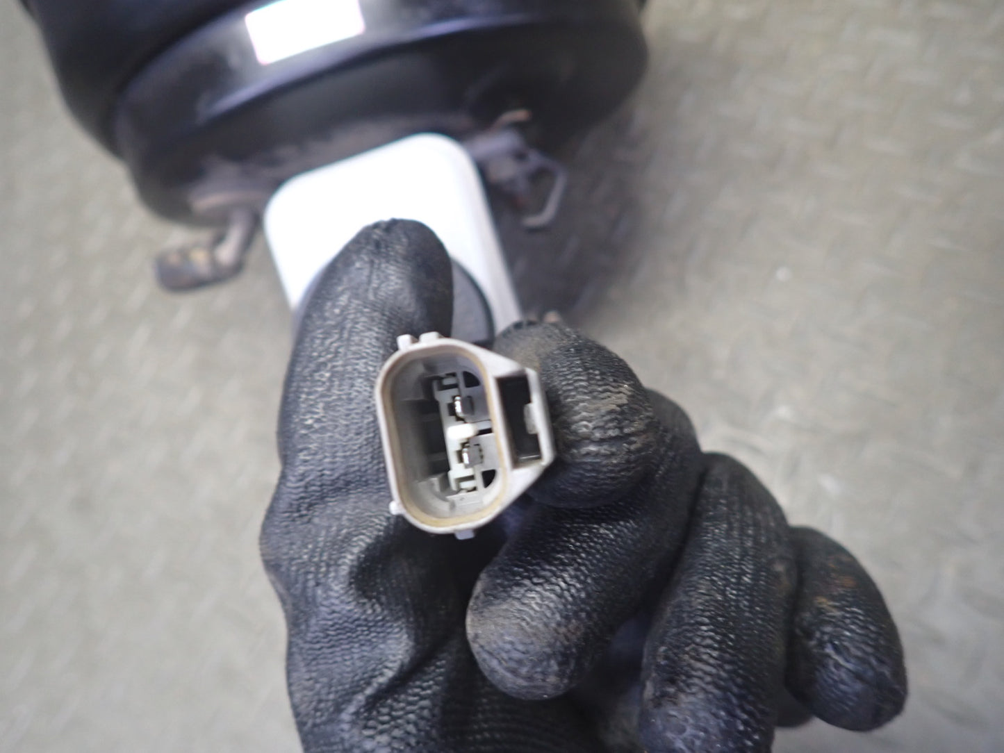 1991-1992 Toyota Land Cruiser FJ80 Brake Master Cylinder Booster Fluid Reservoir