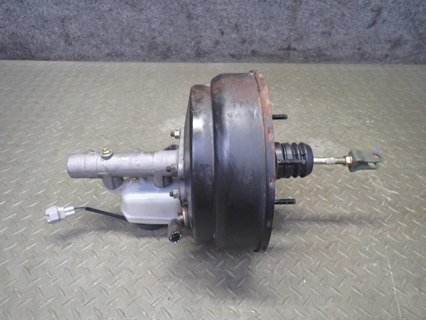 1991-1992 Toyota Land Cruiser FJ80 Brake Master Cylinder Booster Fluid Reservoir