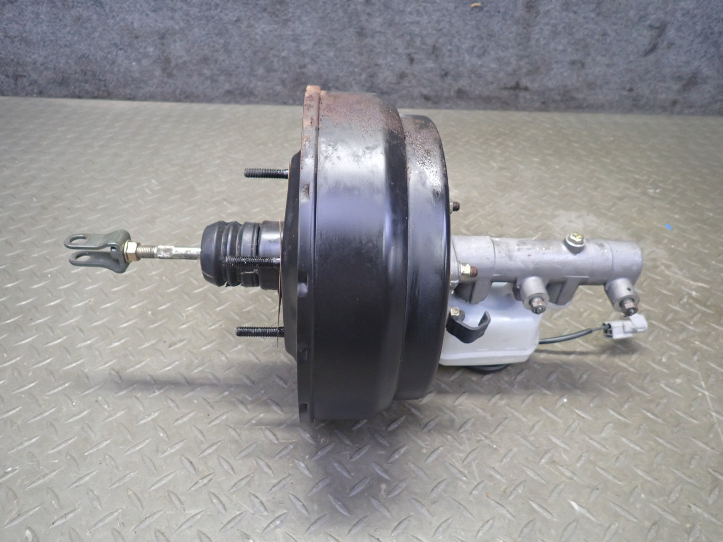 1991-1992 Toyota Land Cruiser FJ80 Brake Master Cylinder Booster Fluid Reservoir