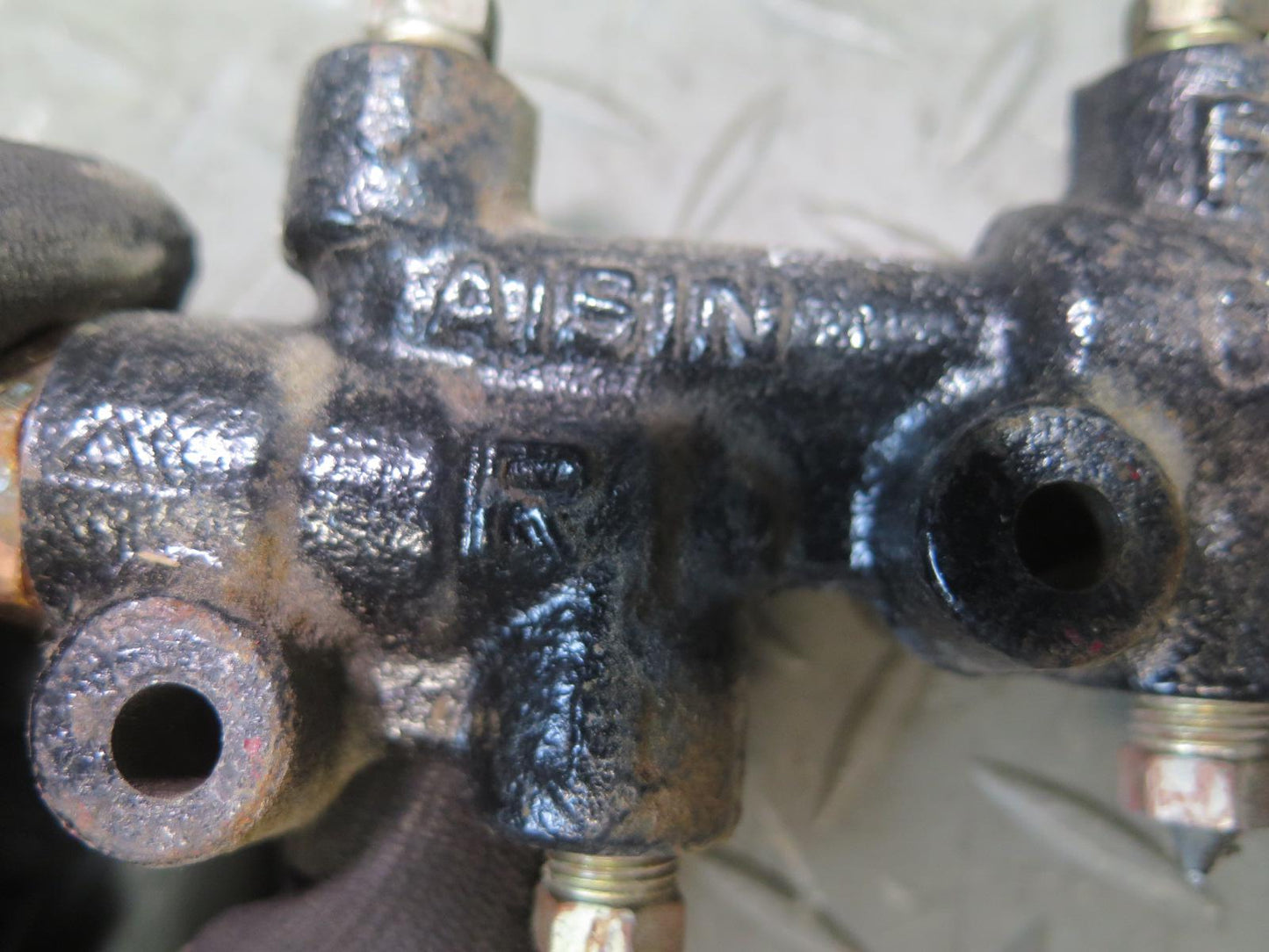 91-93 Toyota SW21L MR2 Brake Distributor Coupler Junction Union OEM