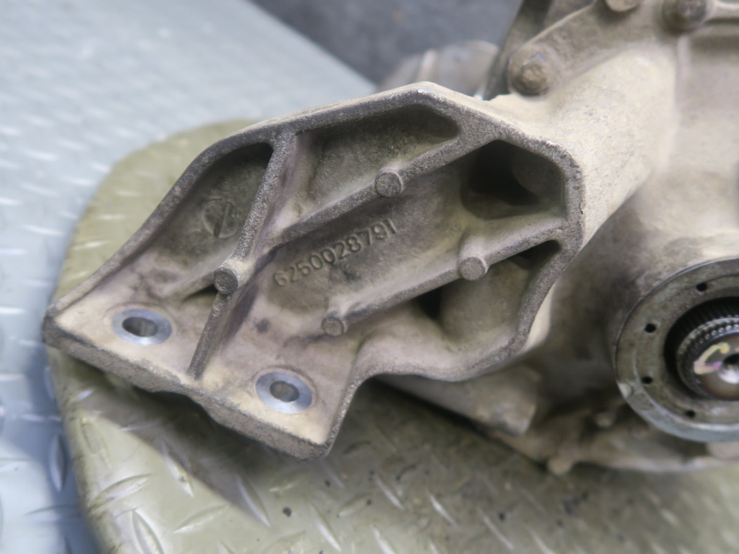 2004-2006 Cadillac XLR 4.6L Rear Differential Axle Carrier Assembly 2.93 Ratio