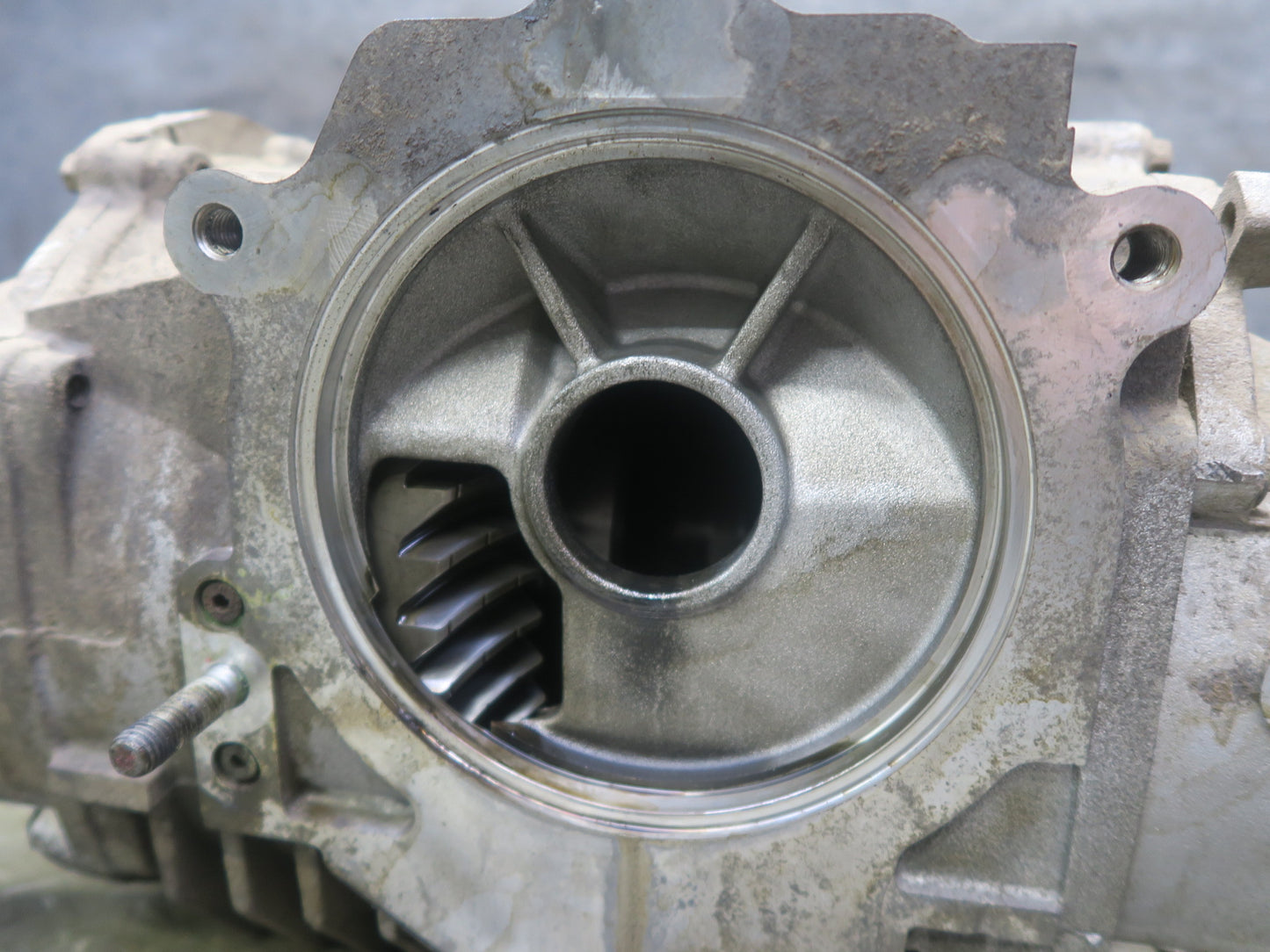 2004-2006 Cadillac XLR 4.6L Rear Differential Axle Carrier Assembly 2.93 Ratio