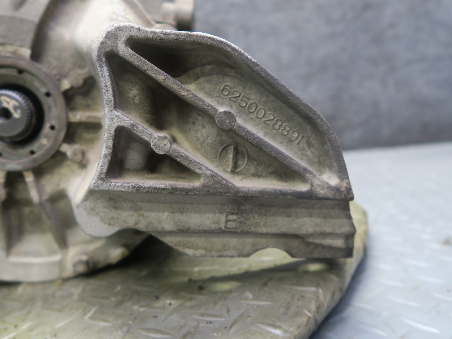 2004-2006 Cadillac XLR 4.6L Rear Differential Axle Carrier Assembly 2.93 Ratio