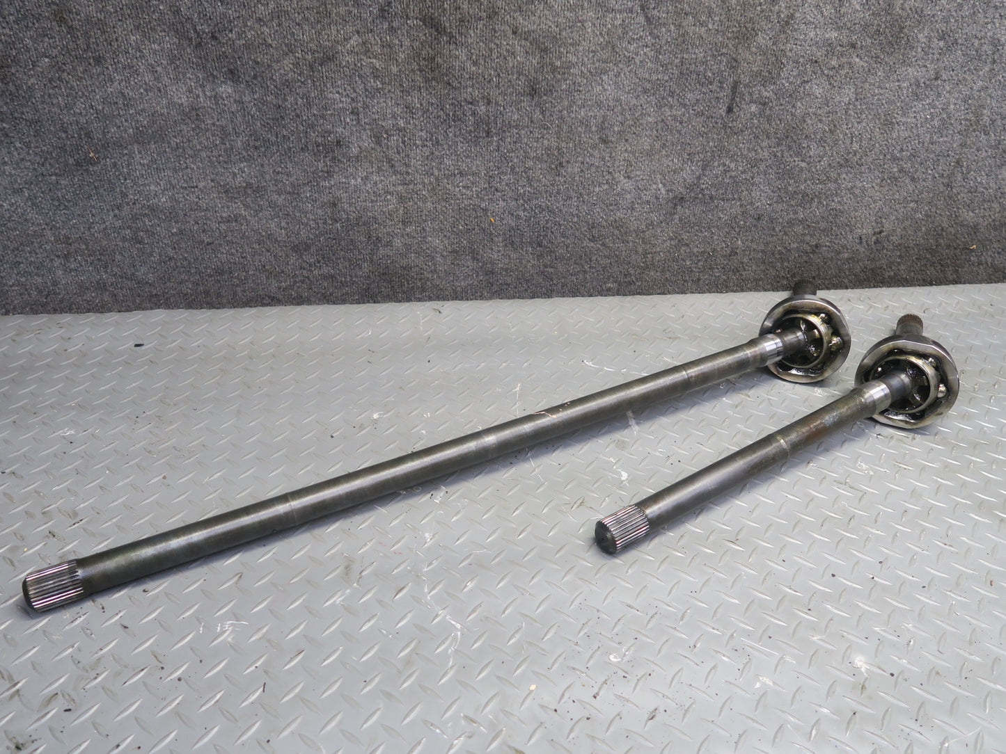 1992 Toyota Land Cruiser FJ80 Front Suspension Axle Shaft w Spindle Knuckle Set