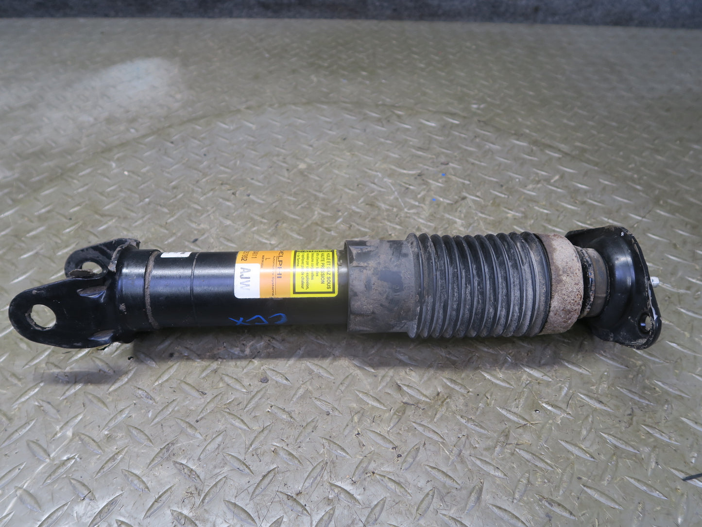 2004-2005 Cadillac XLR Rear Right & Left Side Shock Strut Absorber Set