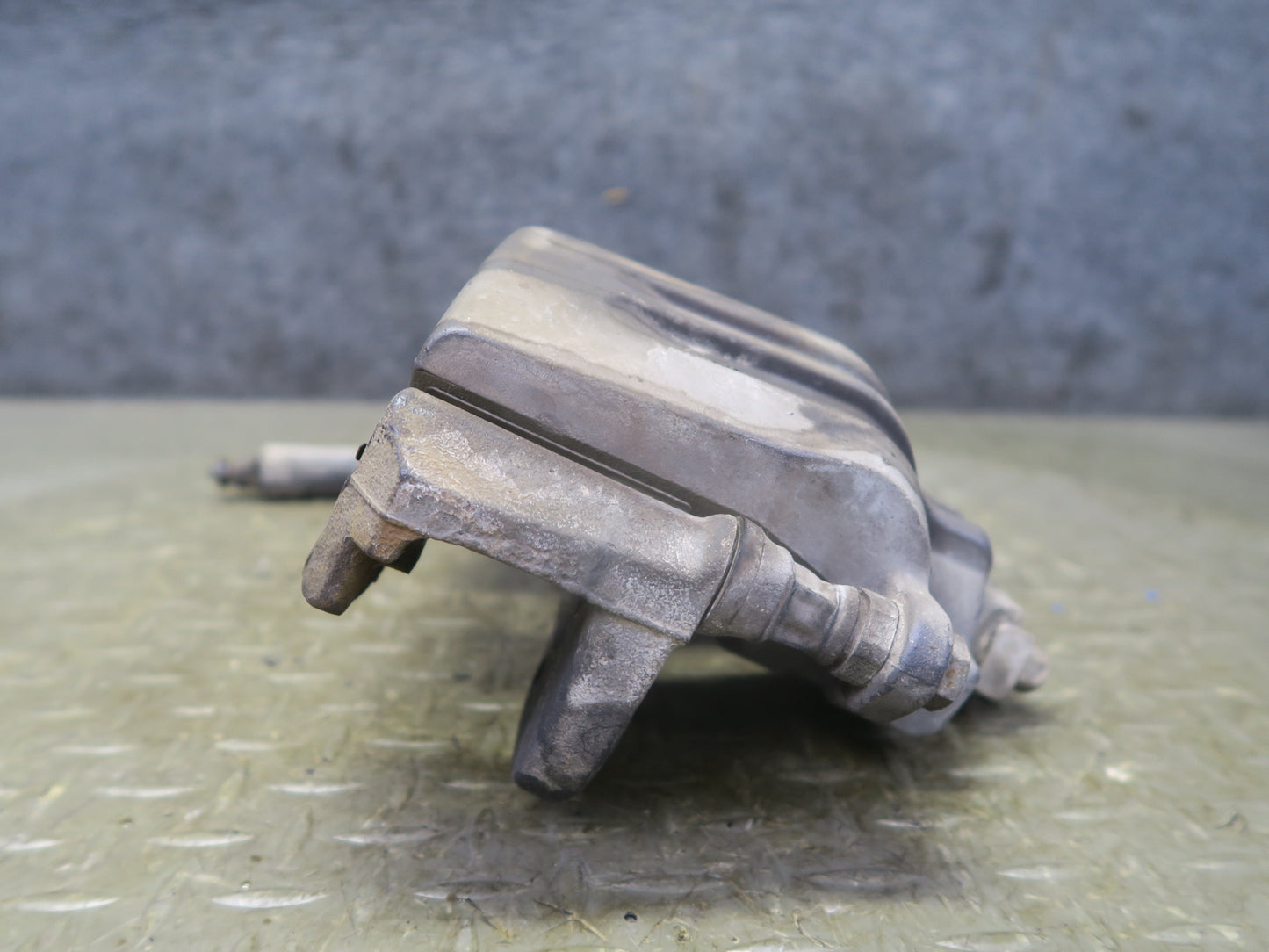 2004-2009 Cadillac XLR RWD Front Left & Right Side Brake Caliper Set of 2