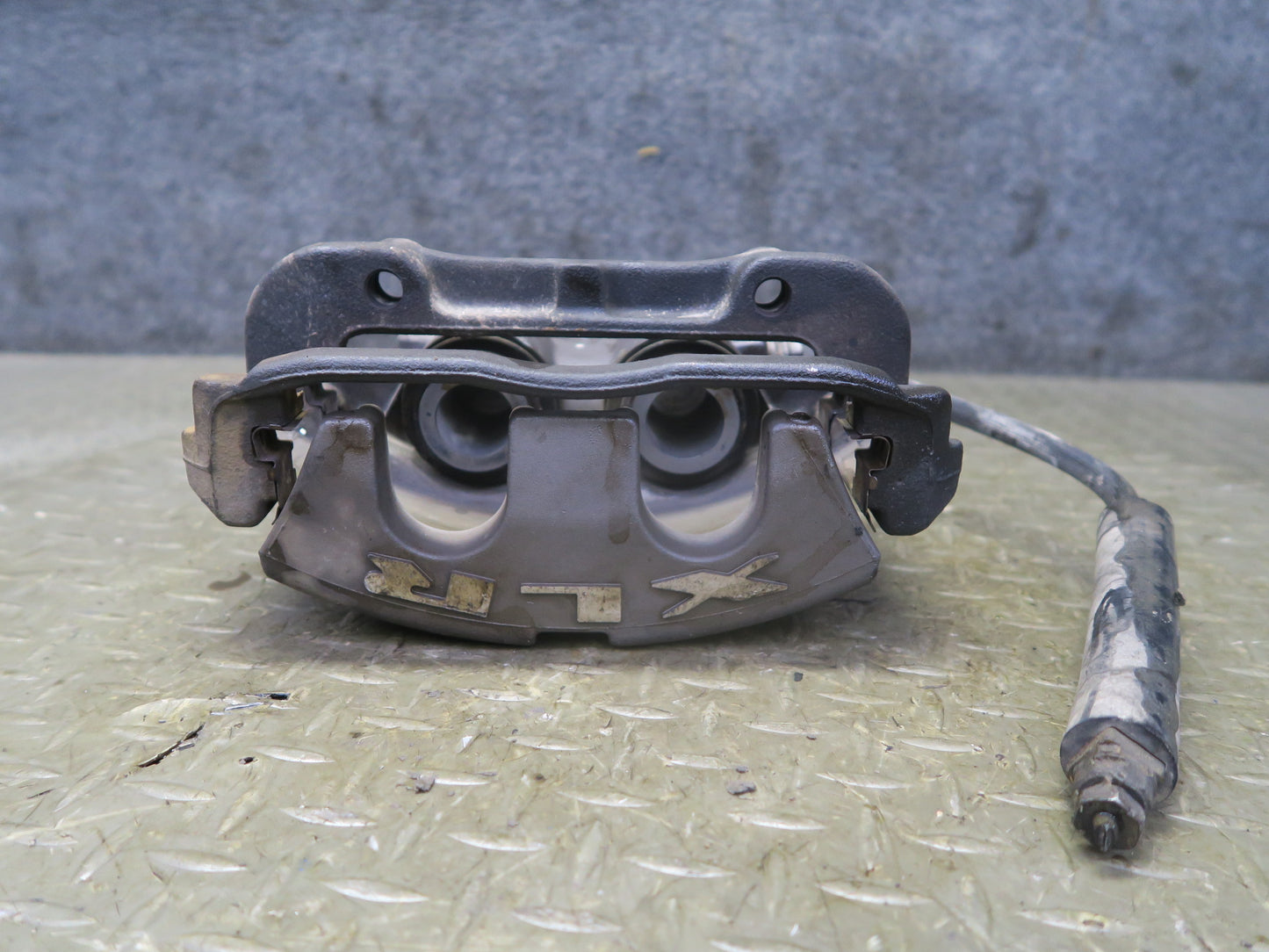 2004-2009 Cadillac XLR RWD Front Left & Right Side Brake Caliper Set of 2