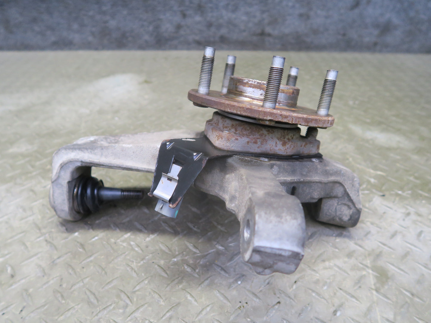 2004-2008 Cadillac XLR Front Left Driver Side Spindle Knuckle Wheel Hub Bearing