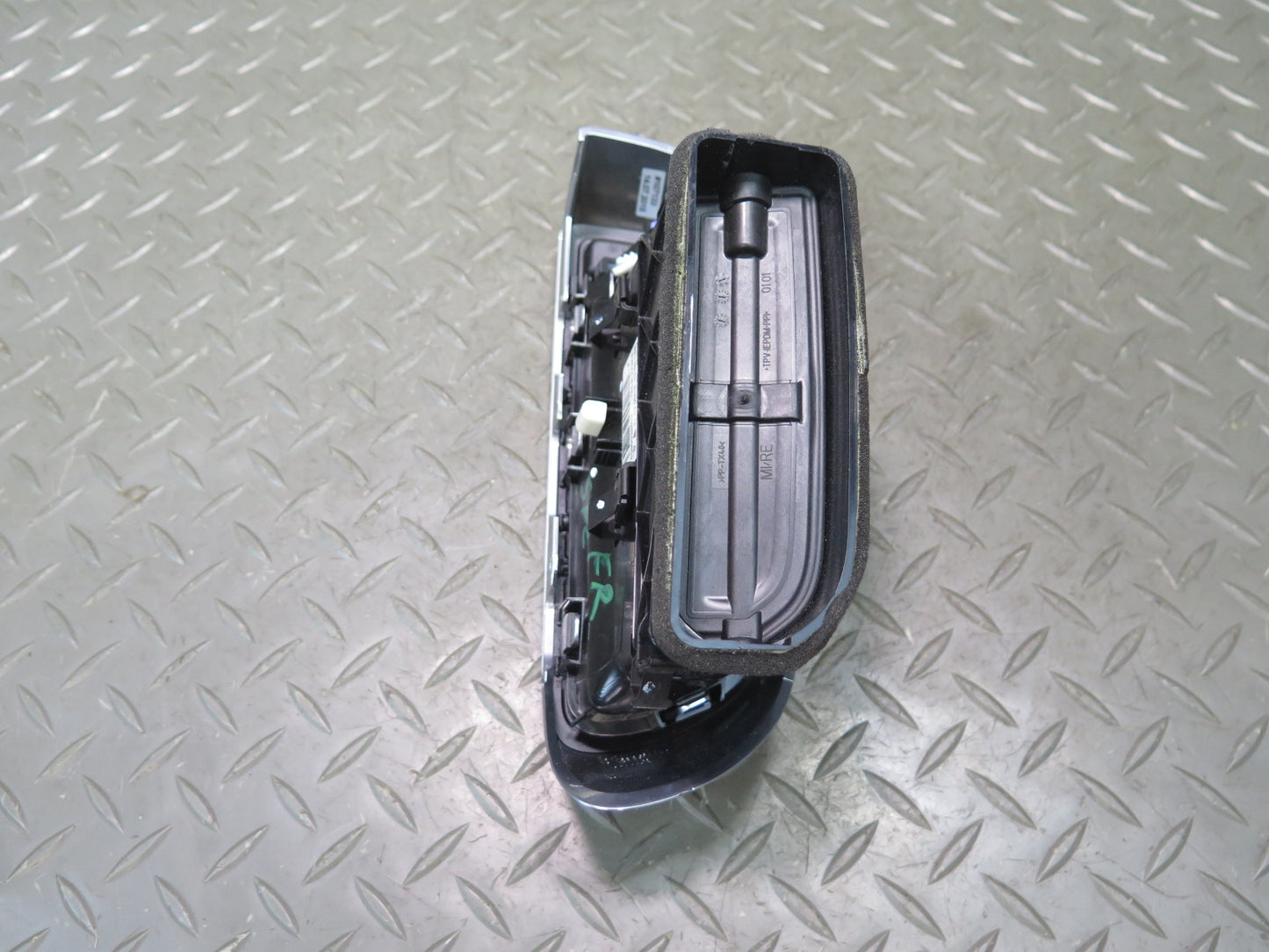 2011-2018 Porsche Cayenne 958 Dash Center Right A/C Air Vent Grille 7P5819728E