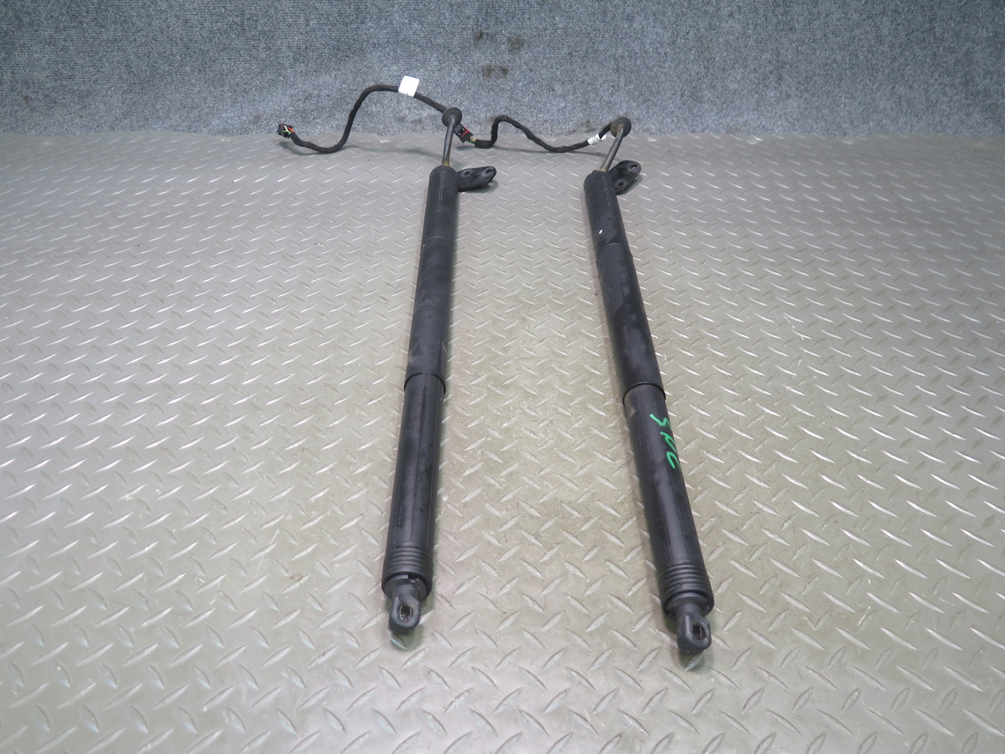 2011-2018 Porsche Cayenne 958 Rear Liftgate Tailgate Shock Lift Support  Set