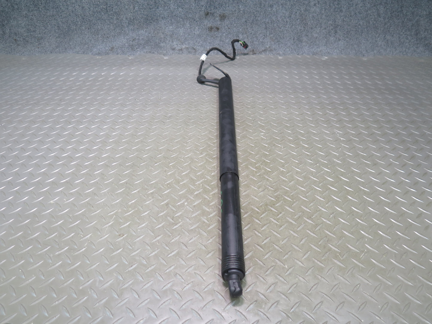 2011-2018 Porsche Cayenne 958 Rear Liftgate Tailgate Shock Lift Support  Set