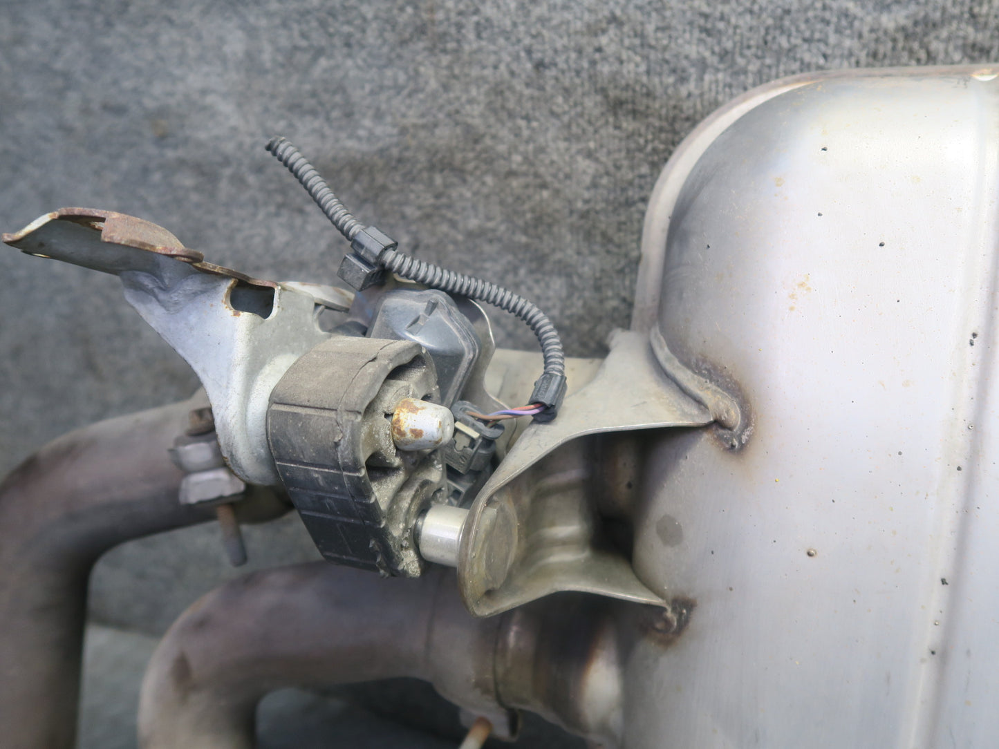 2015-2018 Porsche Cayenne Turbo 958 4.8L Rear Exhaust Muffler w Dual Tips