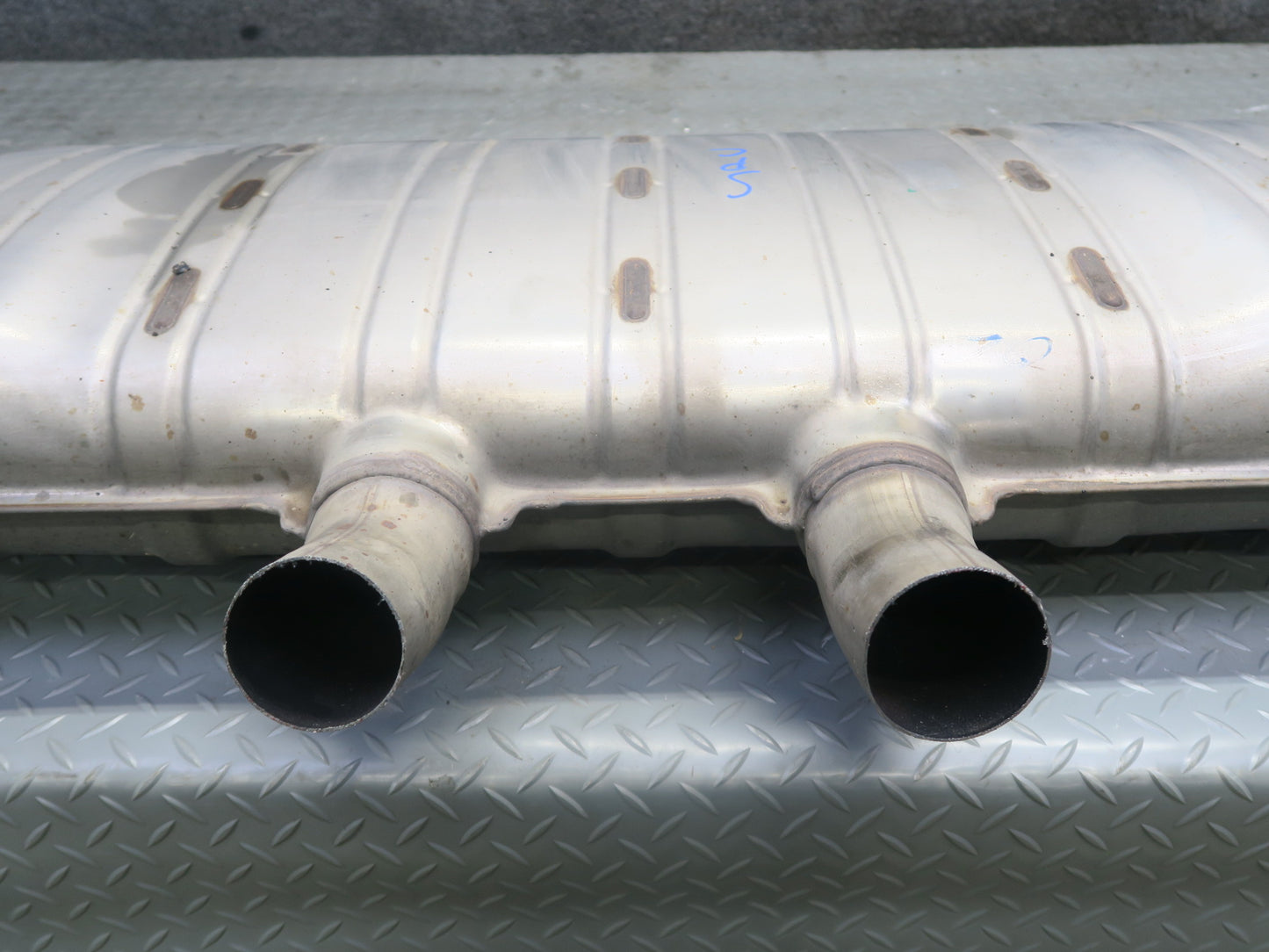 2015-2018 Porsche Cayenne Turbo 958 4.8L Rear Exhaust Muffler w Dual Tips