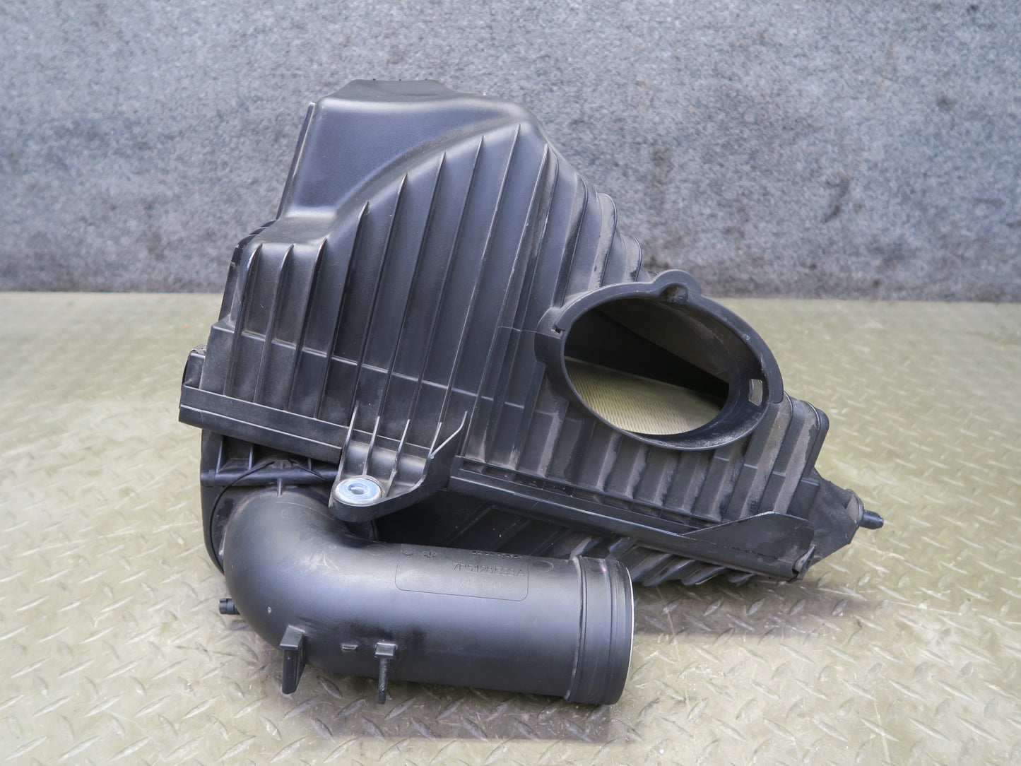 2016-2018 Porsche Cayenne Turbo S 958.2 4.8L Left Air Intake Cleaner Filter Box