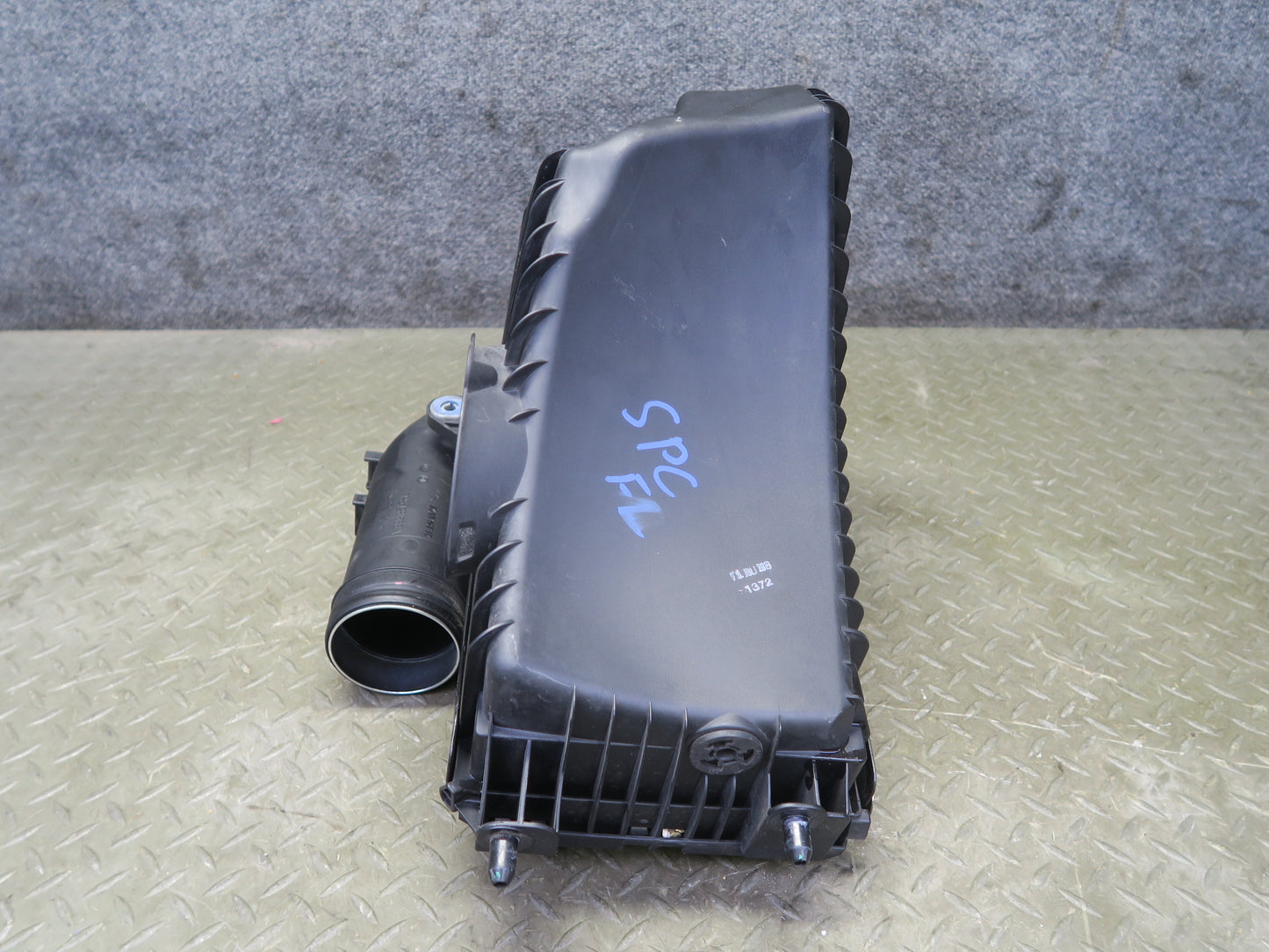 2016-2018 Porsche Cayenne Turbo S 958.2 4.8L Left Air Intake Cleaner Filter Box